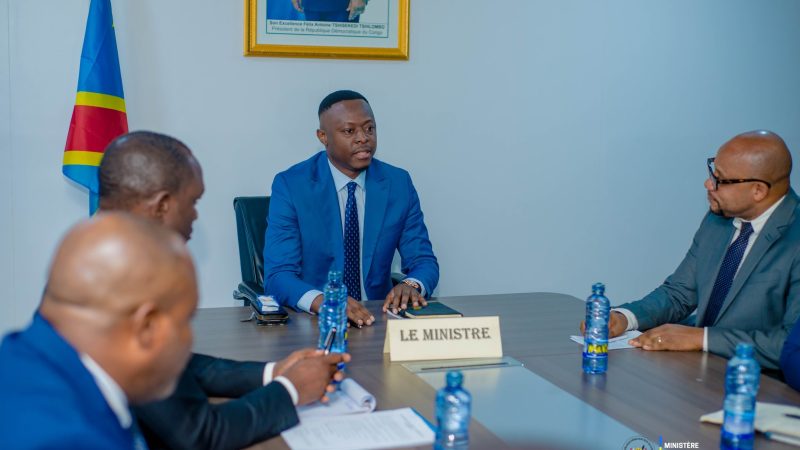 RDC : Teddy Lwamba, le ministre des ressources hydrauliques et de l’électricité, a échangé avec les responsables du projet « METROKIN »