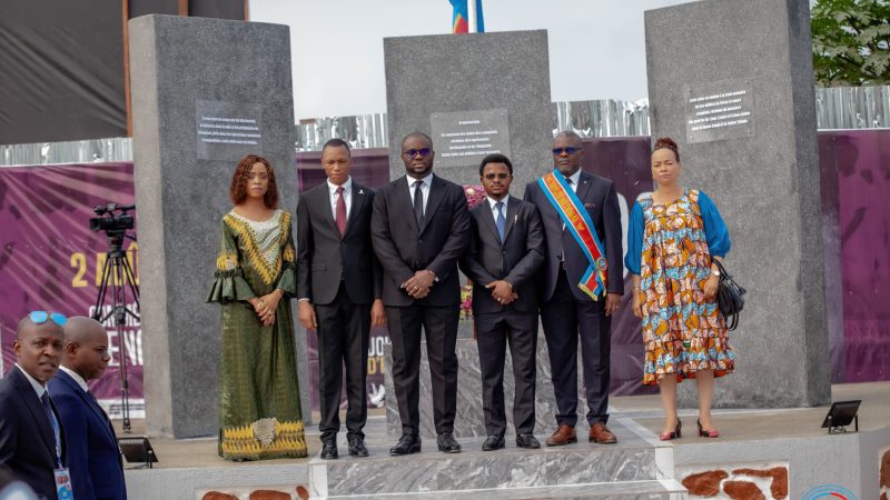 Commémorant le GENOCOST, l´honorable Grâce Neema a accompagné la première Ministre pour déposer, au nom du chef de l’Etat, une gerbe des fleurs au cimetière du génocide congolais, ce vendredi à Kisangani