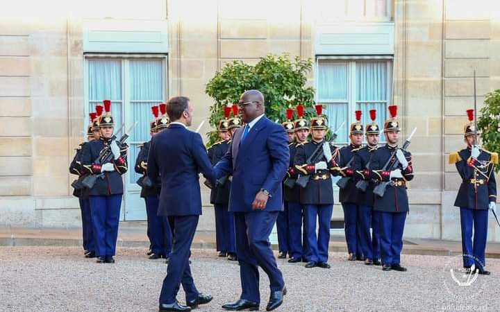 FRANCE – RDC :LES PRÉSIDENTS FÉLIX TSHISEKEDI ET EMMANUEL MACRON ONT EU UN ENTRETIEN EN TÊTE-À-TÊTE À L’ÉLYSÉE